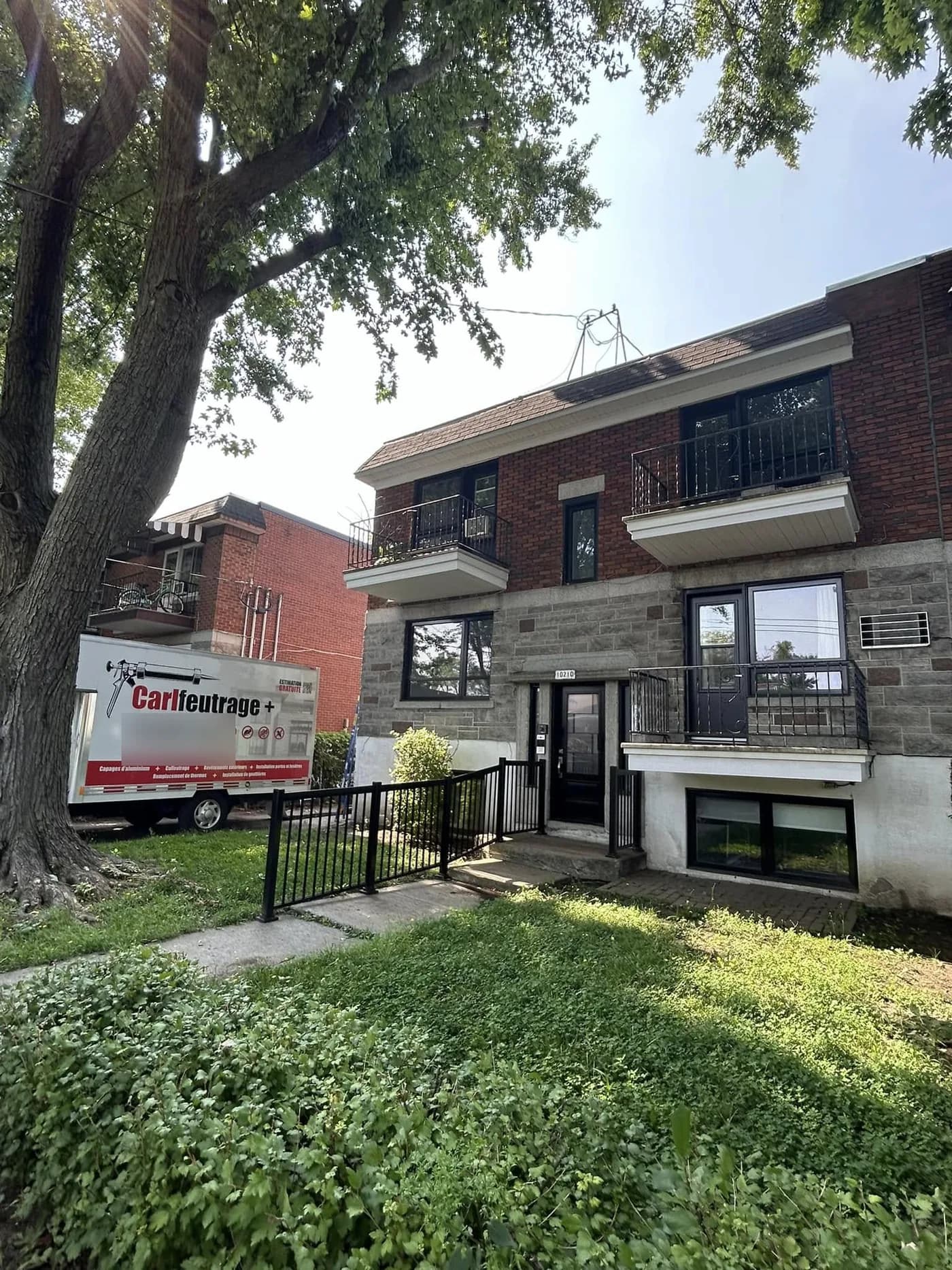 Camion Carlfeutrage + devant un duplex en travaux de calfeutrage