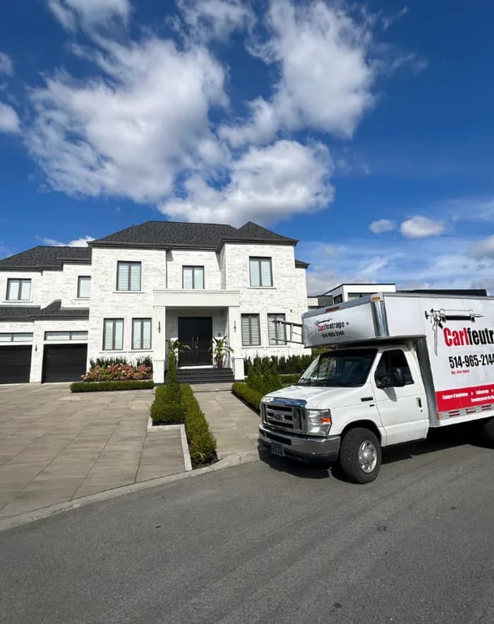 Camion Carlfeutrage + garé devant une résidence de standing