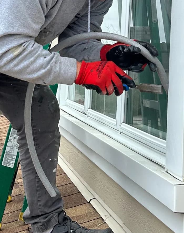 Installation d'un coupe-froid sur le cadre d'une fenêtre